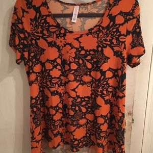 Med LuLaRoe classic tee